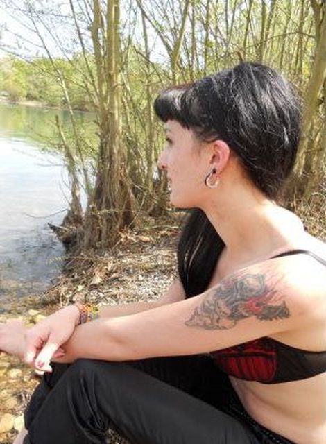 DarkBlood - Junge Domina mit schwarzem Blut :)