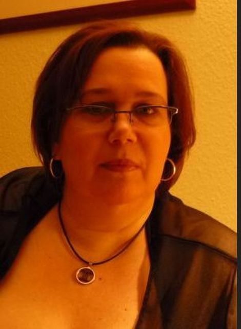 LadySu - Reife Domina sucht jüngere Sklaven!