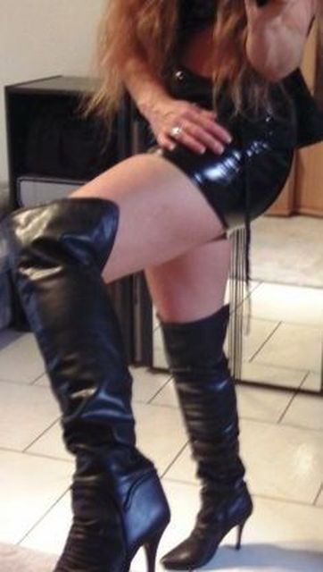 Woman44 - Rothaarige Geschäftsfrau sucht Treffen am Wochenende!